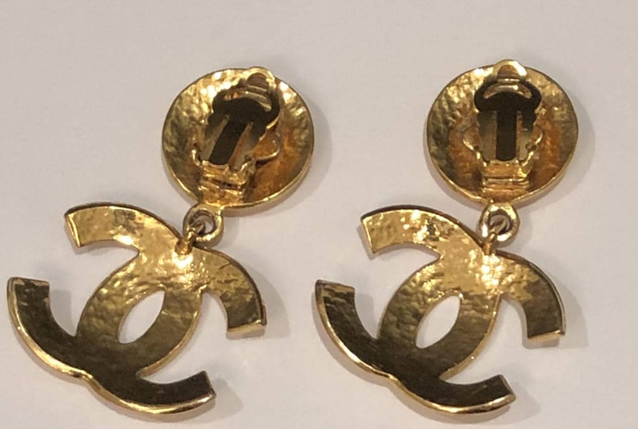 Chanel Vintage 1992 Gold Toned Jumbo Sunburst Textured CC Logo Dangling  Earrings at 1stDibs  chanel sunburst earrings chanel cc logo dangle  earrings chanelearrings